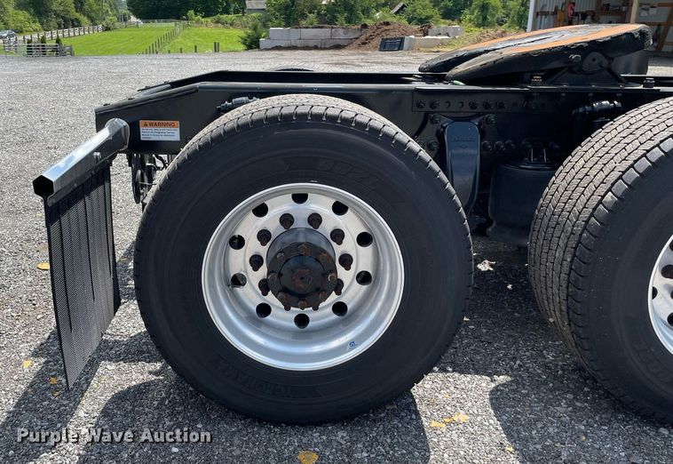 image for item DL3861 2020 Freightliner Cascadia 126  semi truck