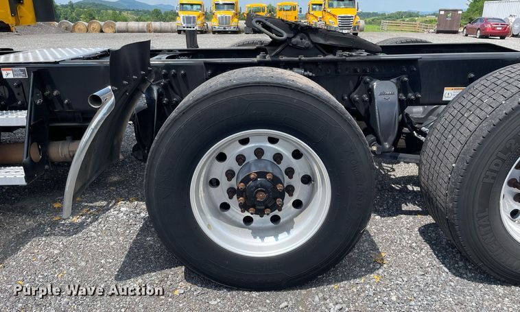 image for item DL3861 2020 Freightliner Cascadia 126  semi truck