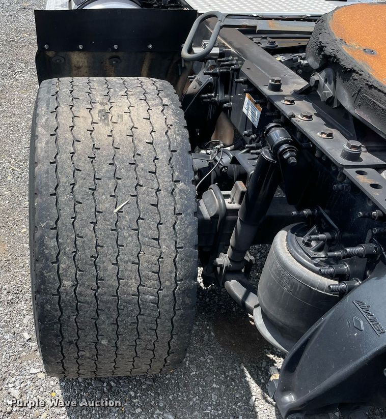 image for item DL3861 2020 Freightliner Cascadia 126  semi truck