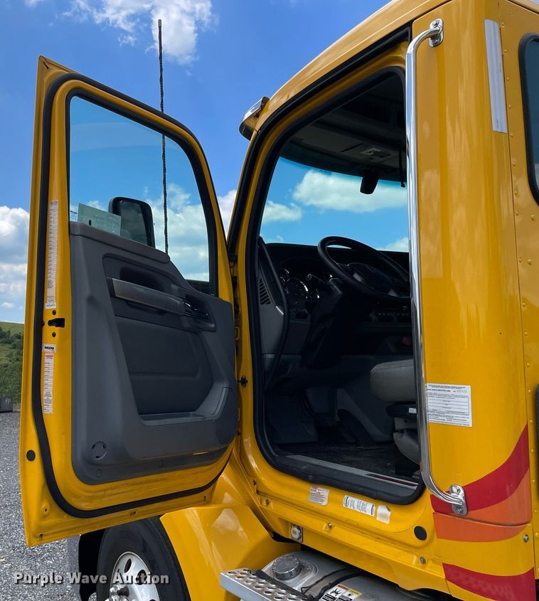 image for item DL3862 2019 Kenworth T680  semi truck