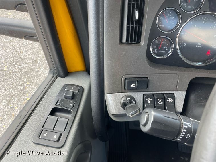 image for item DL3862 2019 Kenworth T680  semi truck