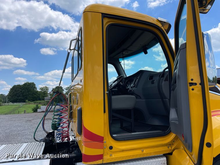 image for item DL3862 2019 Kenworth T680  semi truck