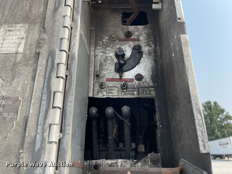 image for item DL3863 1993 CEI Pacer  feed delivery trailer