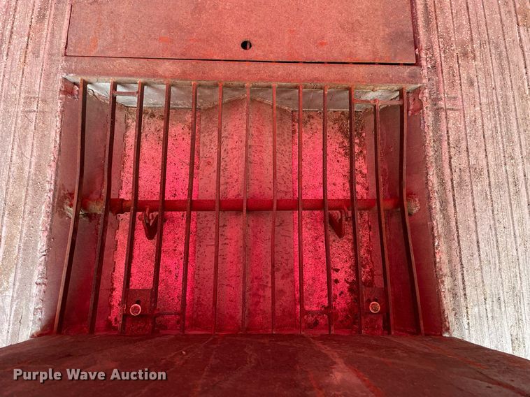 image for item DL3863 1993 CEI Pacer  feed delivery trailer