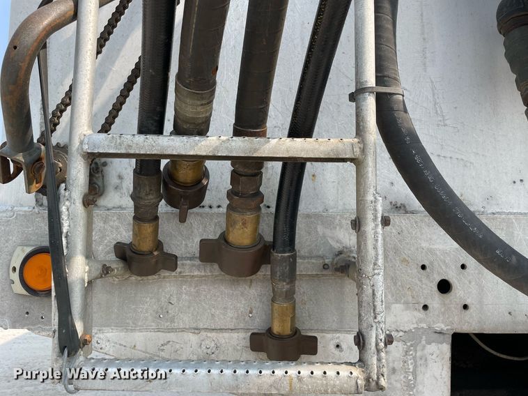 image for item DL3863 1993 CEI Pacer  feed delivery trailer