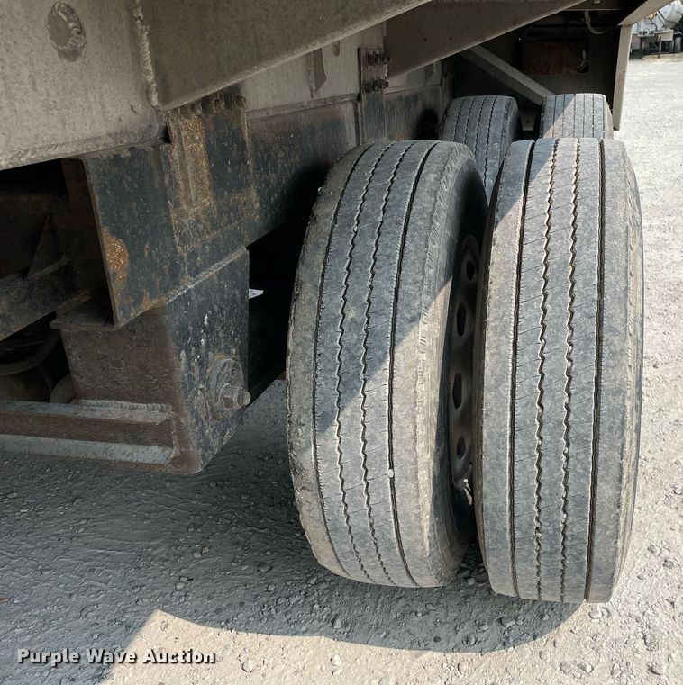 image for item DL3863 1993 CEI Pacer  feed delivery trailer