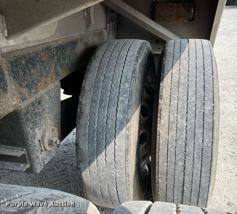 image for item DL3863 1993 CEI Pacer  feed delivery trailer