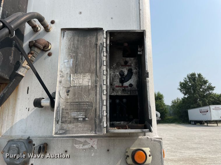 image for item DL3863 1993 CEI Pacer  feed delivery trailer