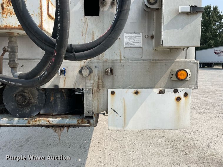 image for item DL3866 2003 CEI Pacer AT65  feed delivery trailer