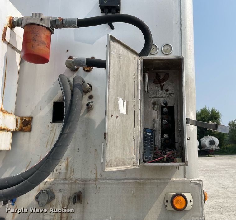 image for item DL3866 2003 CEI Pacer AT65  feed delivery trailer