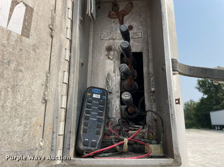 image for item DL3866 2003 CEI Pacer AT65  feed delivery trailer