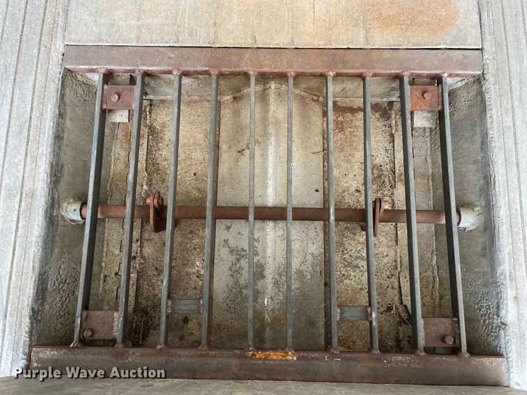 image for item DL3866 2003 CEI Pacer AT65  feed delivery trailer