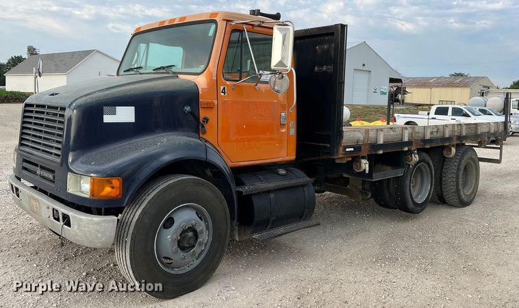 image for item DO2190 2003 International 8100  flatbed truck