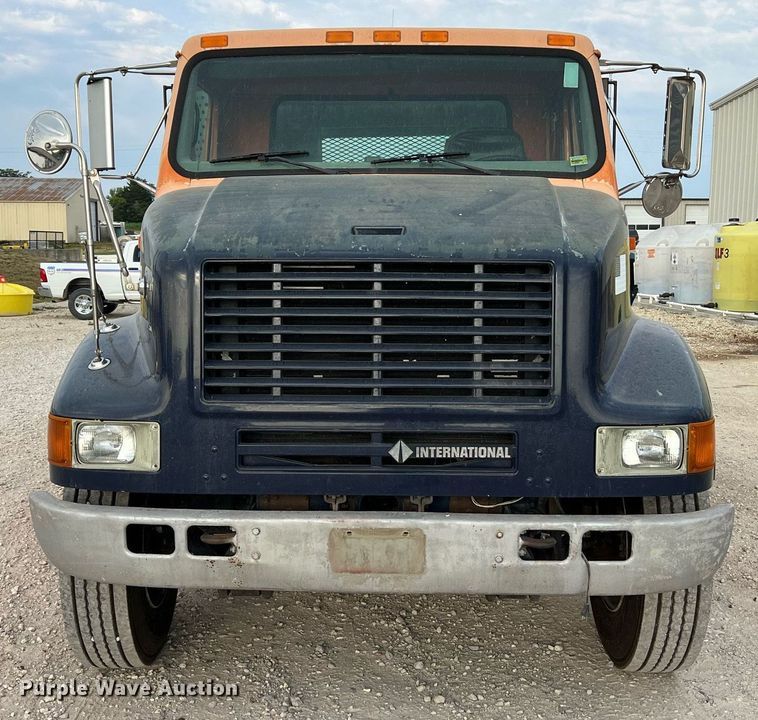 image for item DO2190 2003 International 8100  flatbed truck