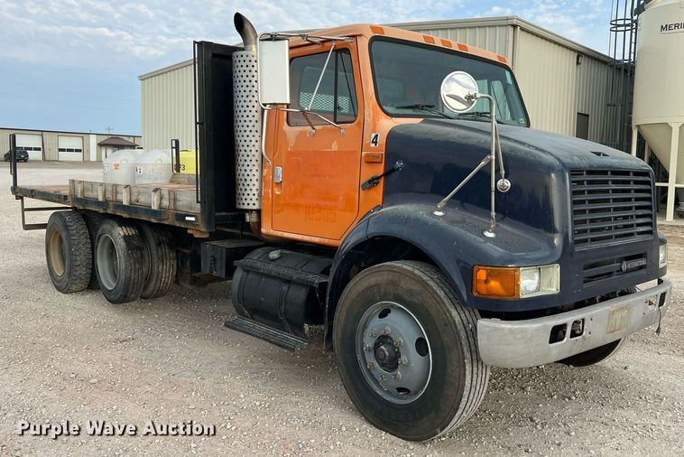 image for item DO2190 2003 International 8100  flatbed truck