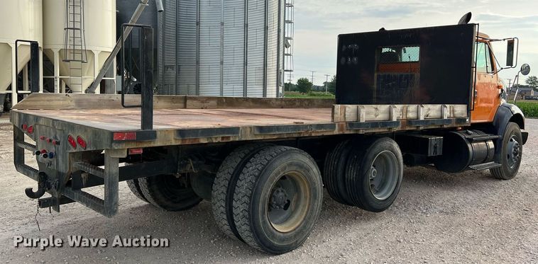 image for item DO2190 2003 International 8100  flatbed truck