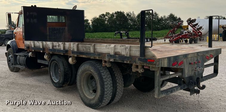 image for item DO2190 2003 International 8100  flatbed truck