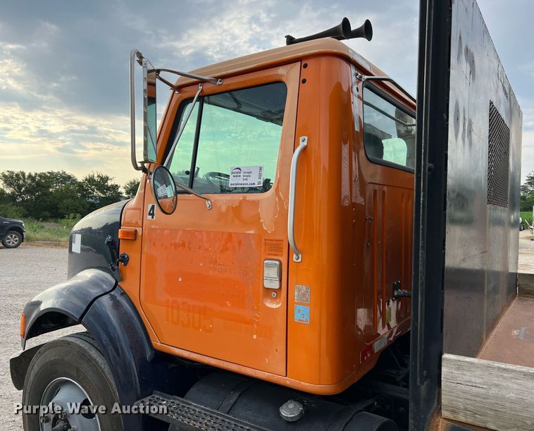 image for item DO2190 2003 International 8100  flatbed truck