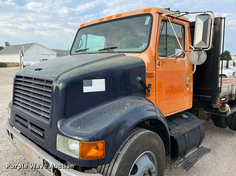 image for item DO2190 2003 International 8100  flatbed truck