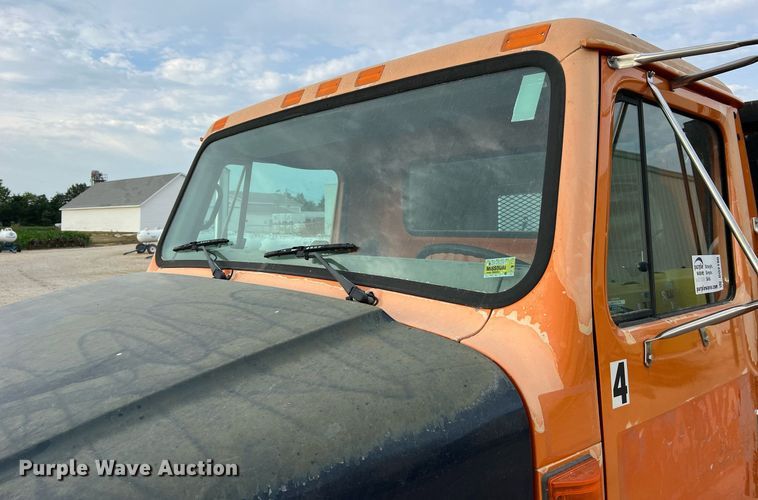 image for item DO2190 2003 International 8100  flatbed truck