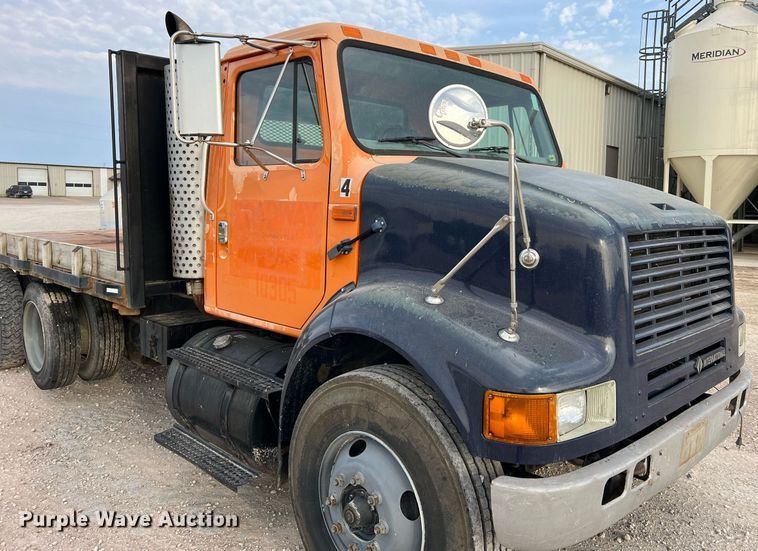 image for item DO2190 2003 International 8100  flatbed truck