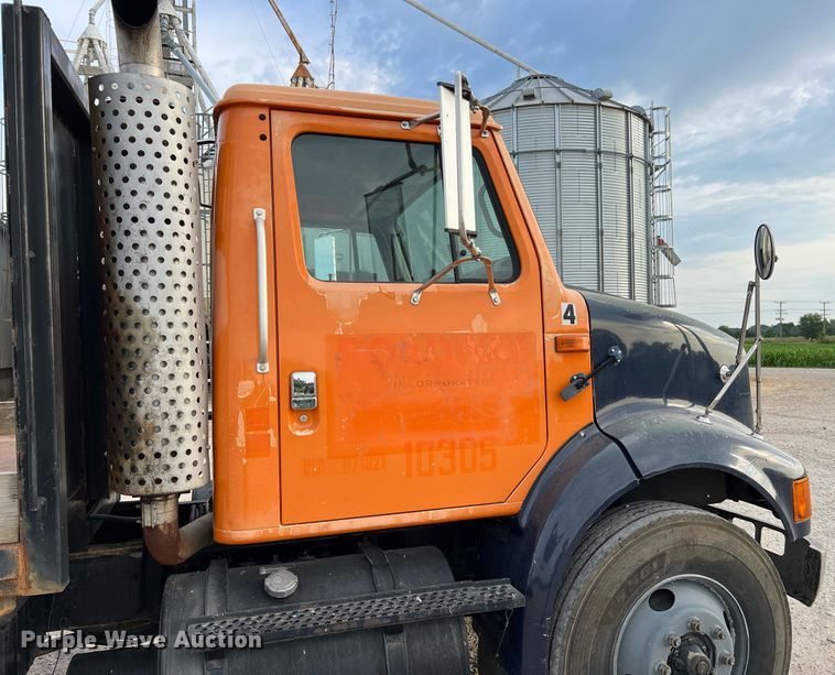 image for item DO2190 2003 International 8100  flatbed truck