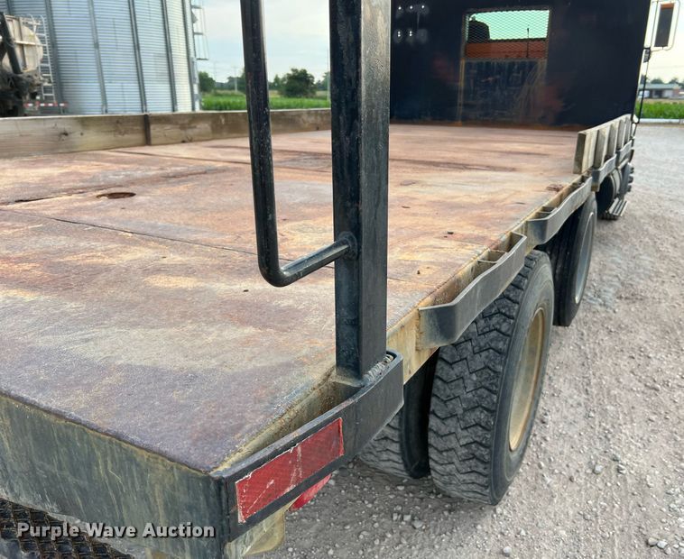 image for item DO2190 2003 International 8100  flatbed truck