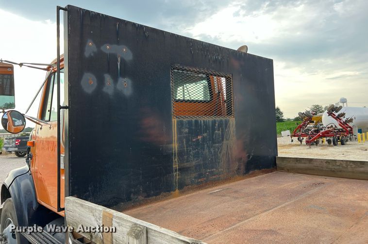 image for item DO2190 2003 International 8100  flatbed truck