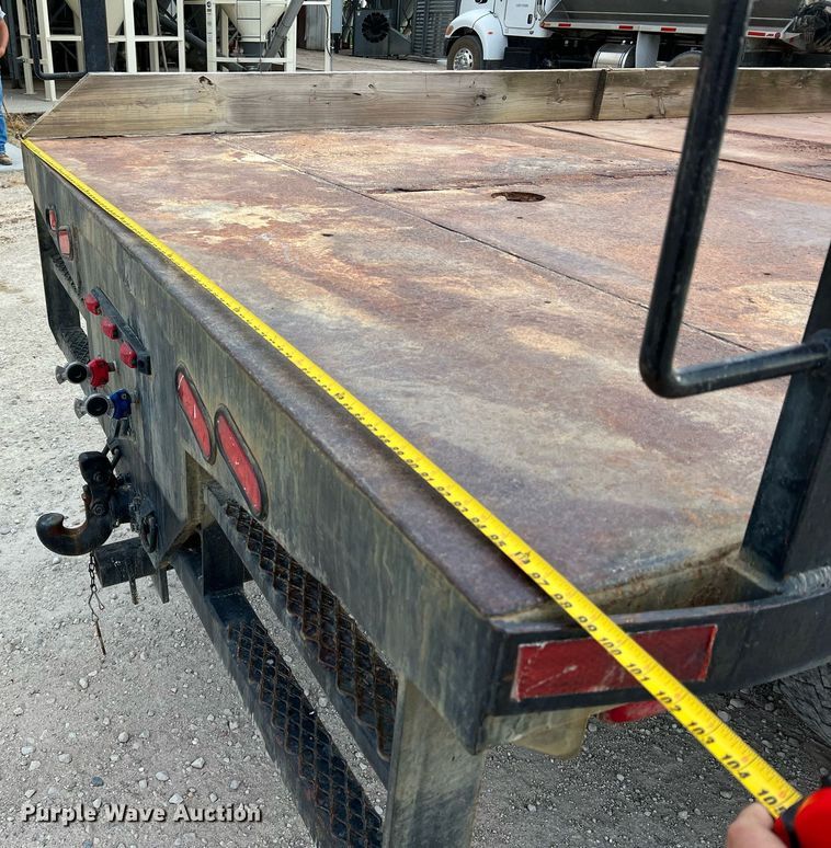 image for item DO2190 2003 International 8100  flatbed truck