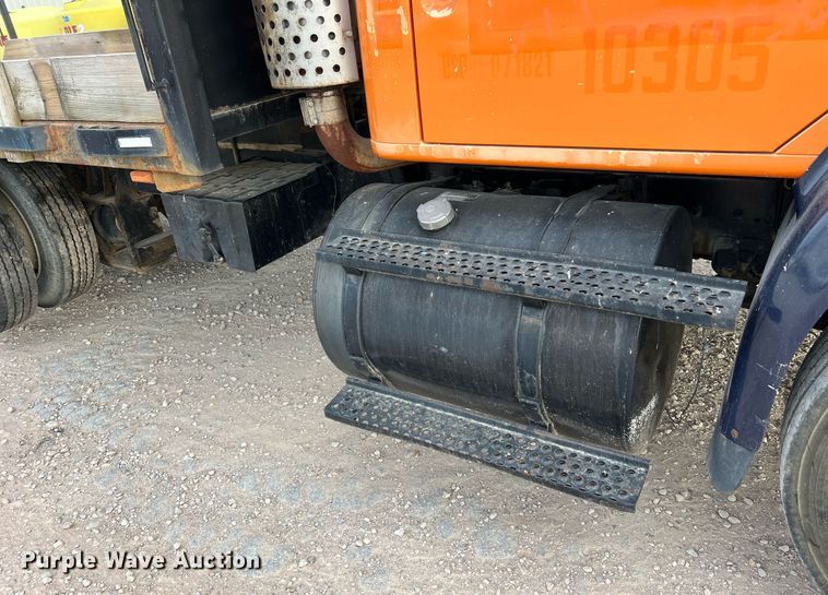 image for item DO2190 2003 International 8100  flatbed truck