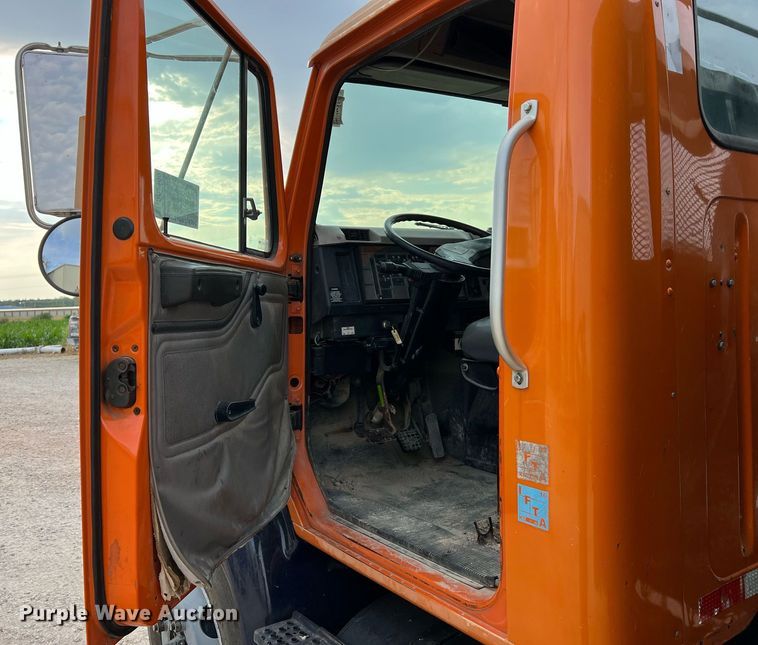 image for item DO2190 2003 International 8100  flatbed truck