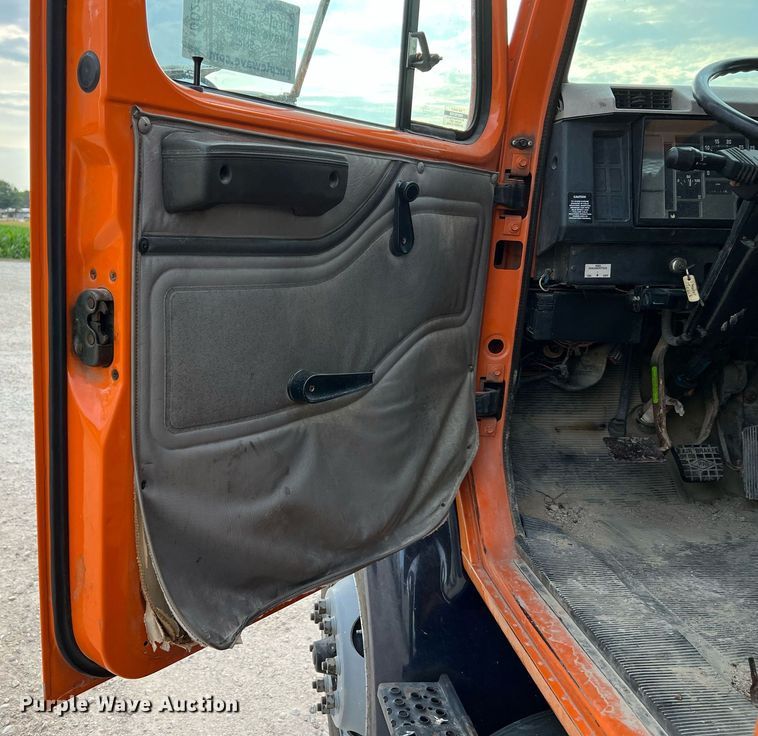 image for item DO2190 2003 International 8100  flatbed truck