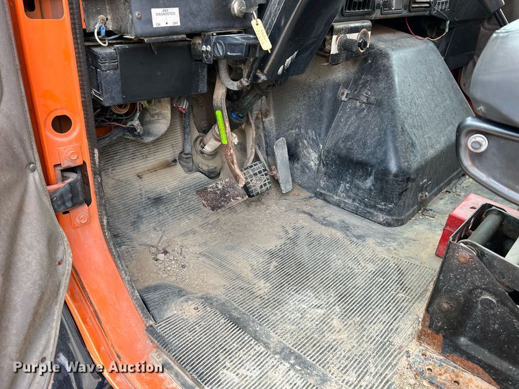 image for item DO2190 2003 International 8100  flatbed truck