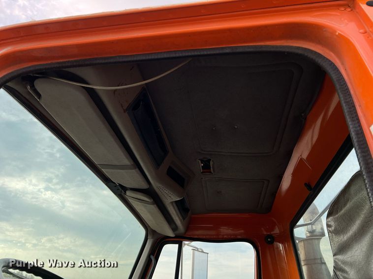 image for item DO2190 2003 International 8100  flatbed truck