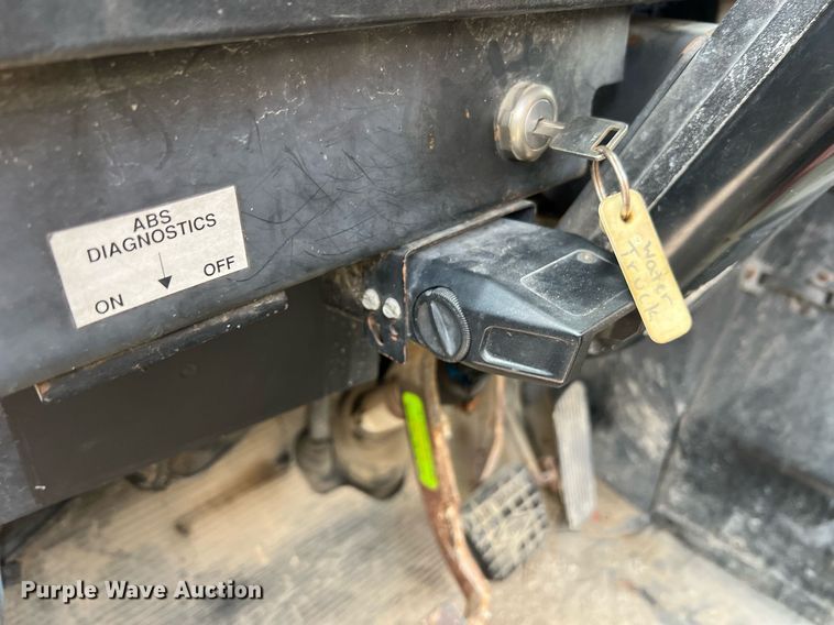 image for item DO2190 2003 International 8100  flatbed truck