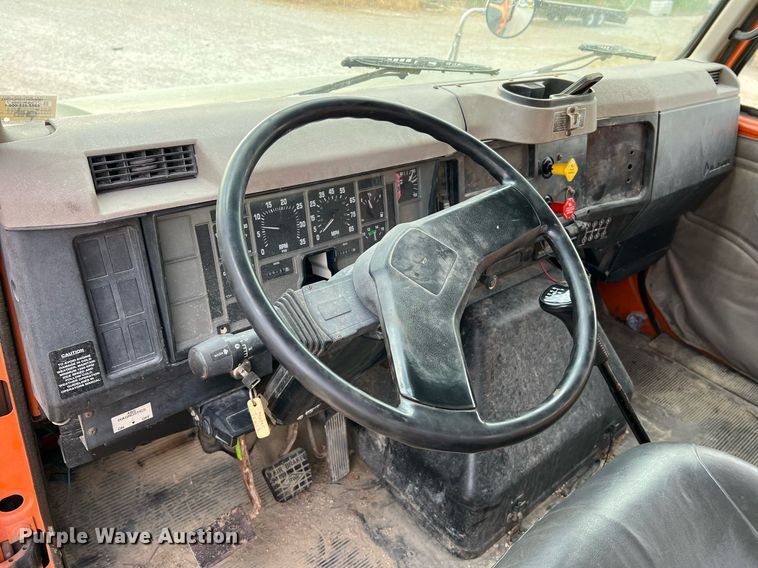 image for item DO2190 2003 International 8100  flatbed truck