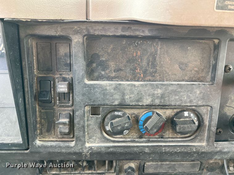 image for item DO2190 2003 International 8100  flatbed truck