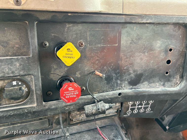 image for item DO2190 2003 International 8100  flatbed truck