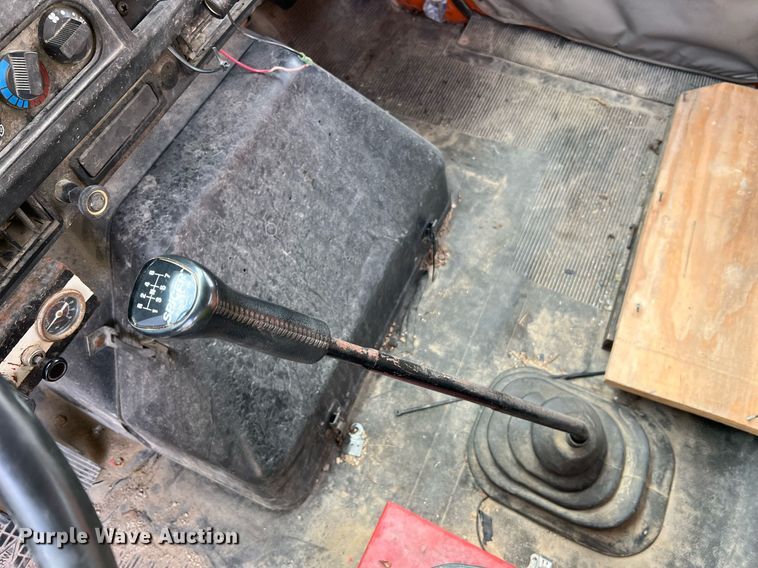 image for item DO2190 2003 International 8100  flatbed truck