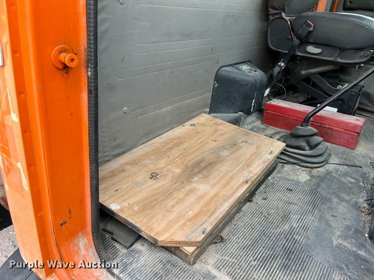 image for item DO2190 2003 International 8100  flatbed truck