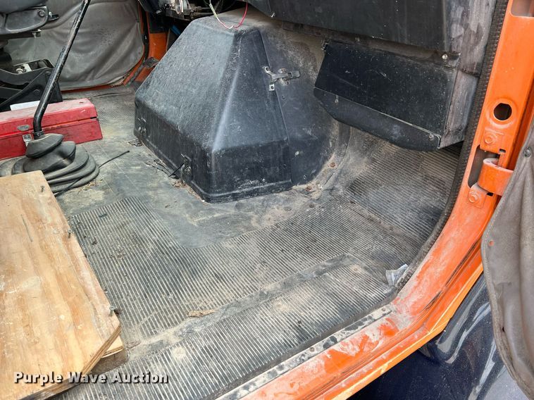 image for item DO2190 2003 International 8100  flatbed truck