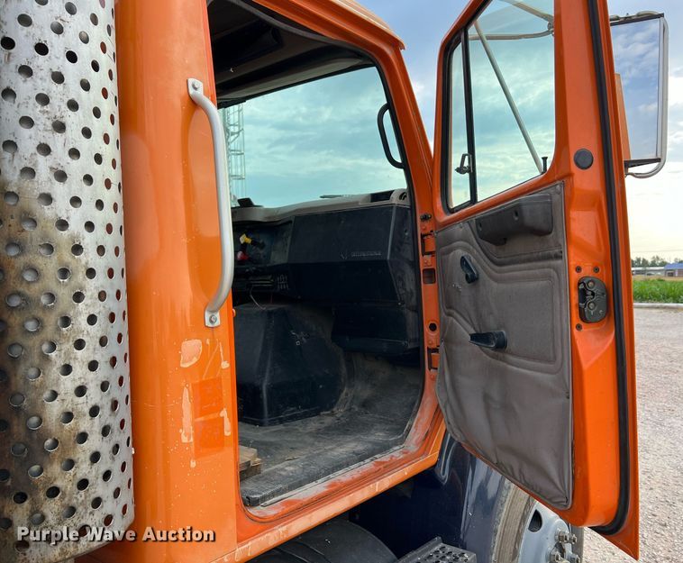 image for item DO2190 2003 International 8100  flatbed truck