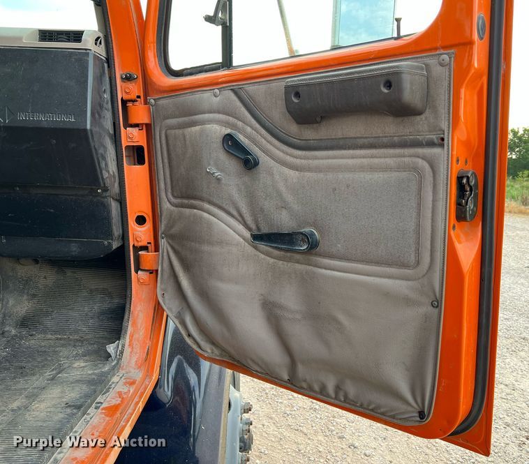 image for item DO2190 2003 International 8100  flatbed truck