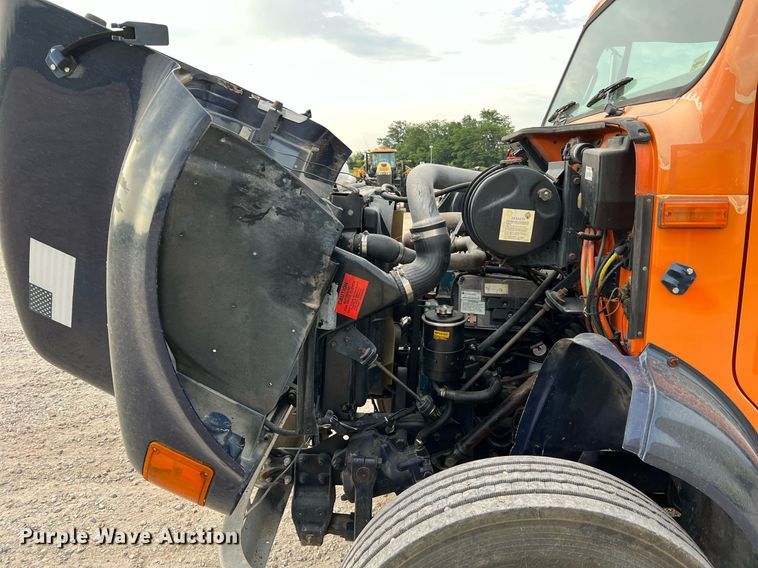 image for item DO2190 2003 International 8100  flatbed truck