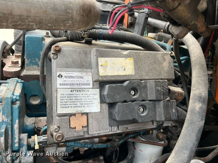 image for item DO2190 2003 International 8100  flatbed truck