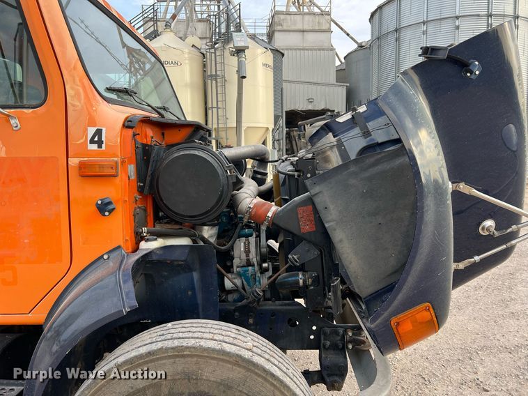 image for item DO2190 2003 International 8100  flatbed truck