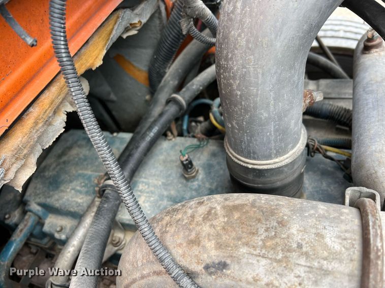 image for item DO2190 2003 International 8100  flatbed truck