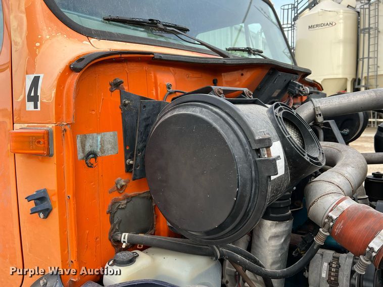 image for item DO2190 2003 International 8100  flatbed truck