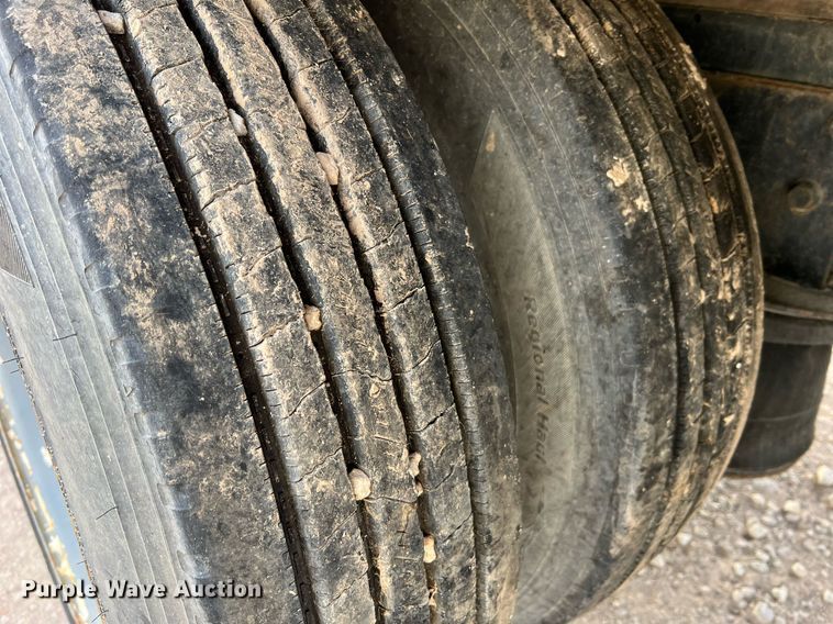 image for item DO2190 2003 International 8100  flatbed truck