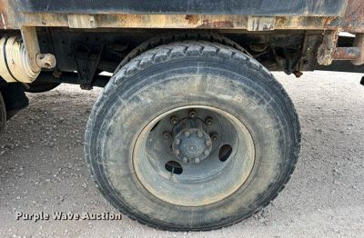 image for item DO2190 2003 International 8100  flatbed truck